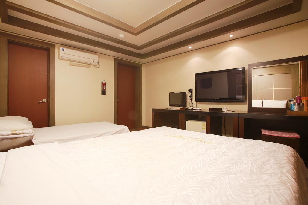 Charmant Hotel Suwon Bagian luar foto