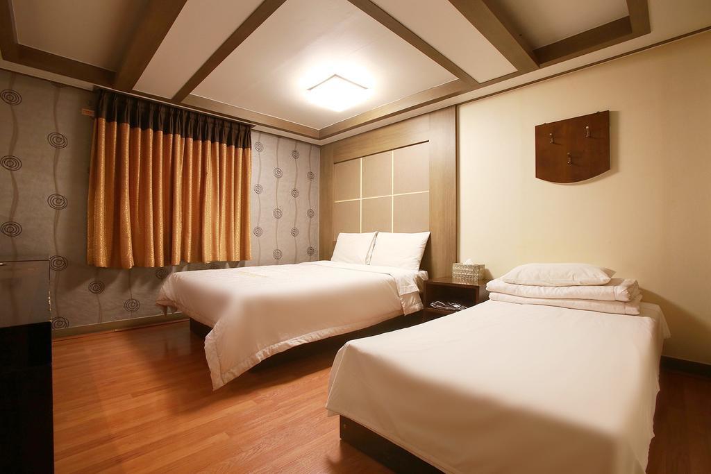 Charmant Hotel Suwon Bagian luar foto